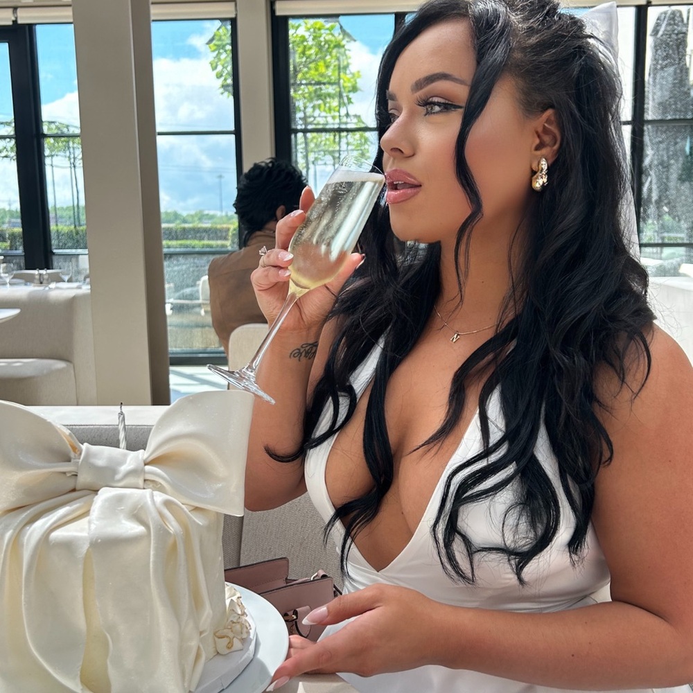 Meet your Posher, Nadia